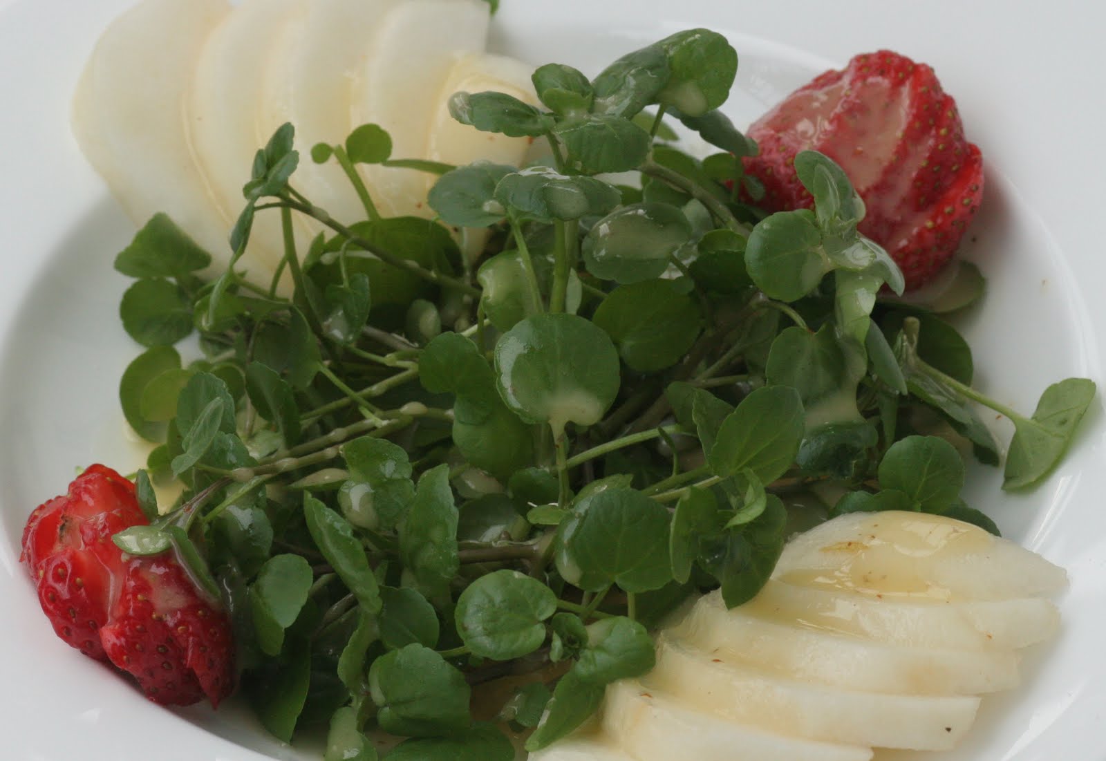Kochsamkeit: Salat Gärtnerglück: Brunnenkresse mit Birnen, Erdbeeren ...