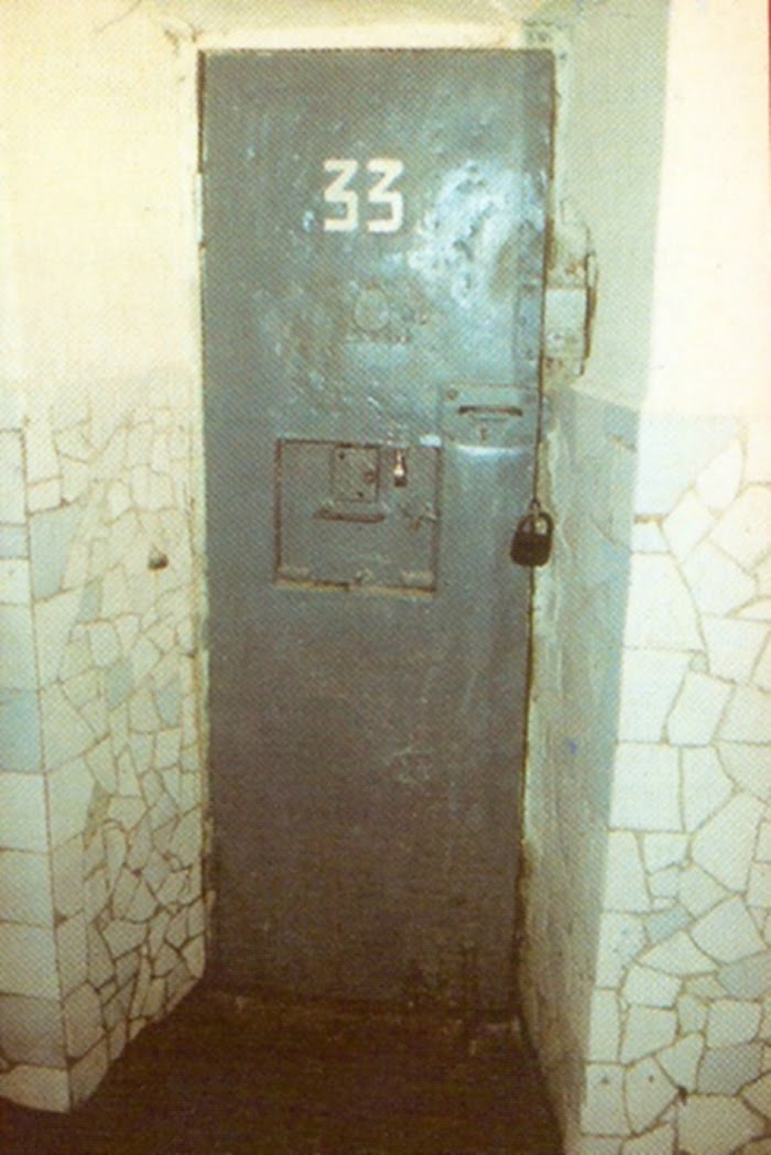 [Chikatilo+(celda).jpg]