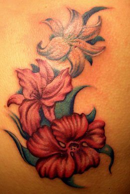 Fotografía de tattoos con flor para el cuello,  terror