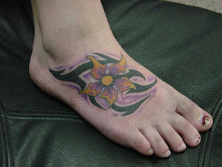 tatuagem feminina nos pés flores