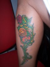 Foto tatuaje flor para el codo  acuarela