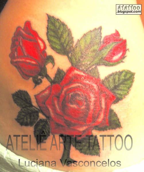 Fotos tatuaje con flores en vientre  artístico