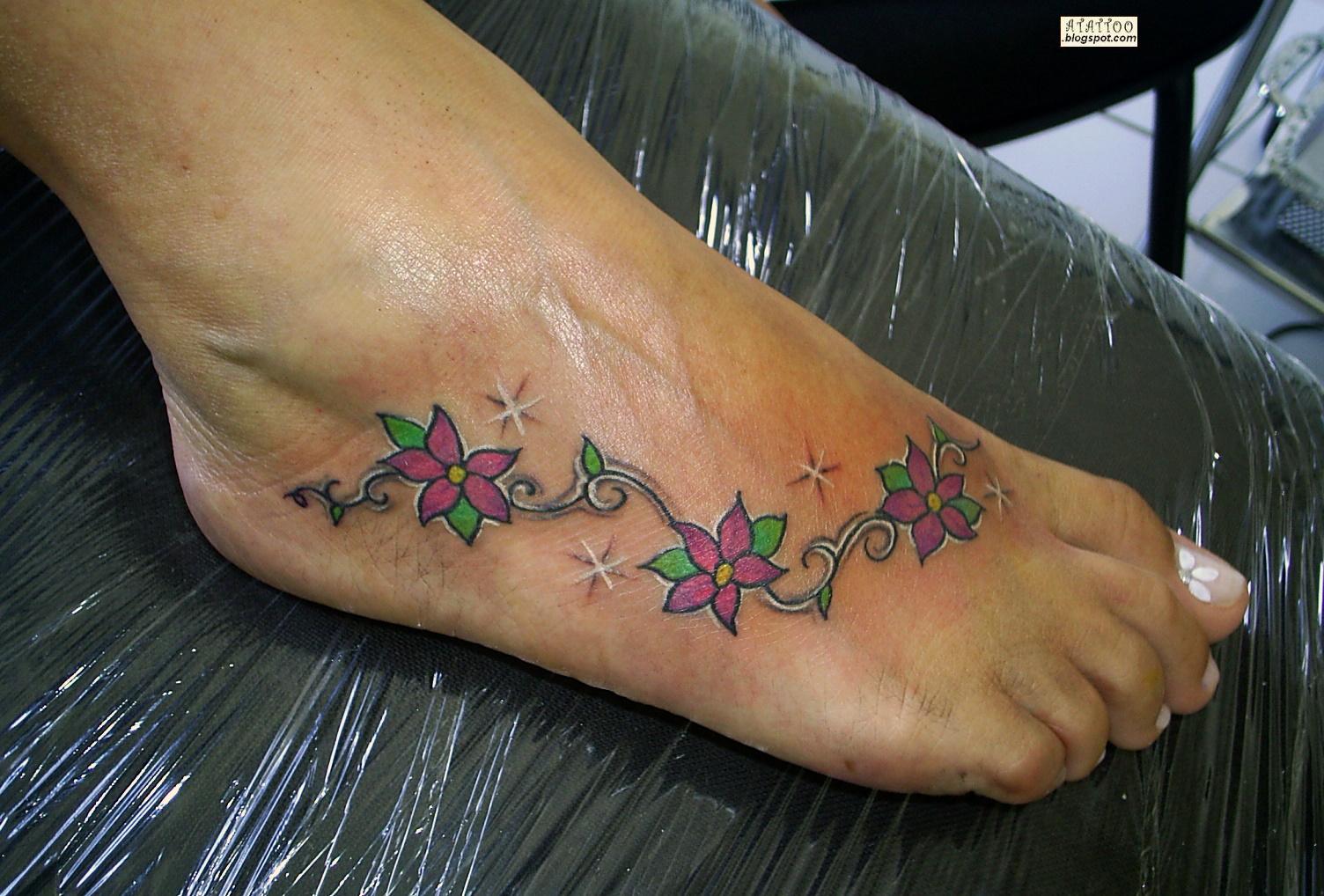 Fotografía tattoo de flores para el pecho  dotwork