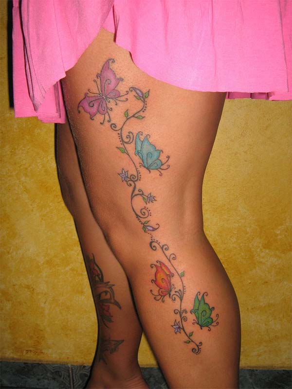 Fotografía tatuajes flores en gemelo,  trash polka
