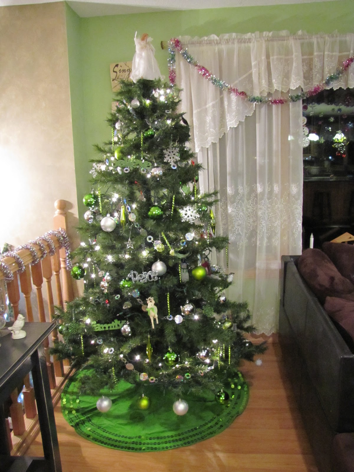 Sustainably Chic Designs Christmas Decorating