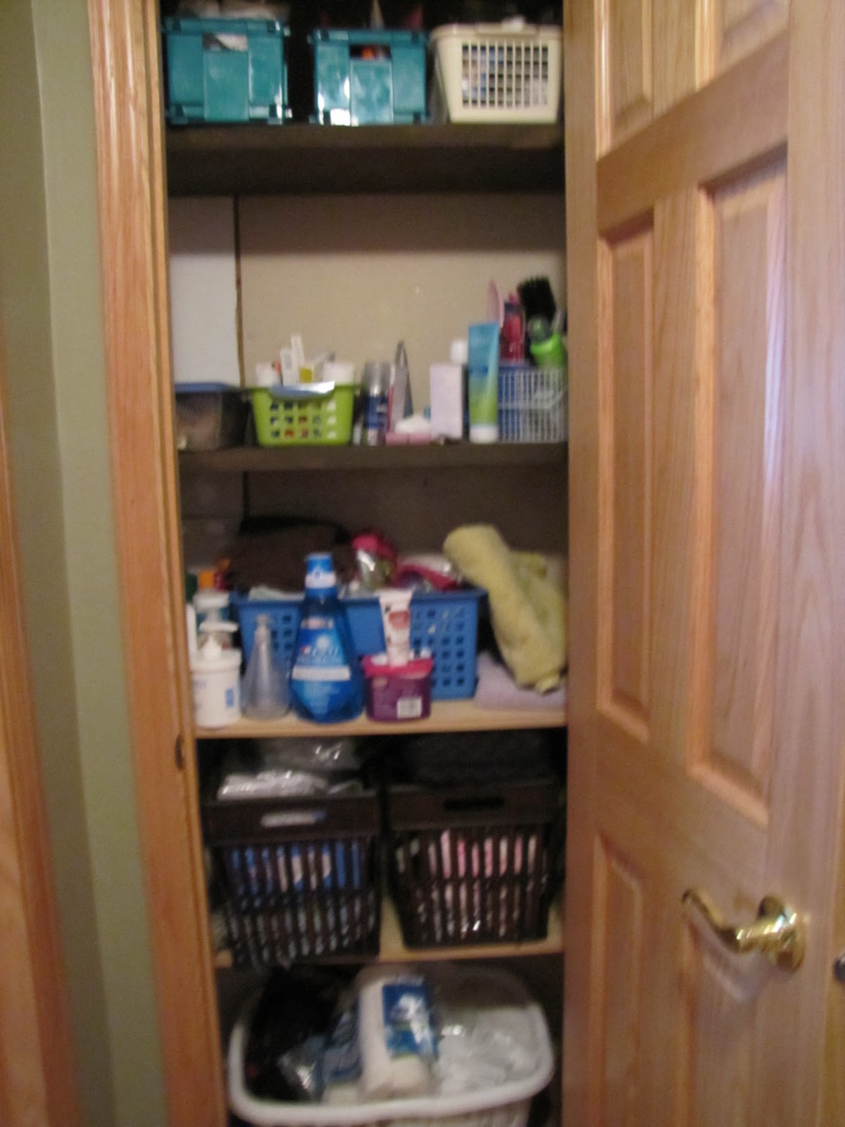 Sustainably Chic Designs: ORGANIZATION: The Linen Closet Day #4