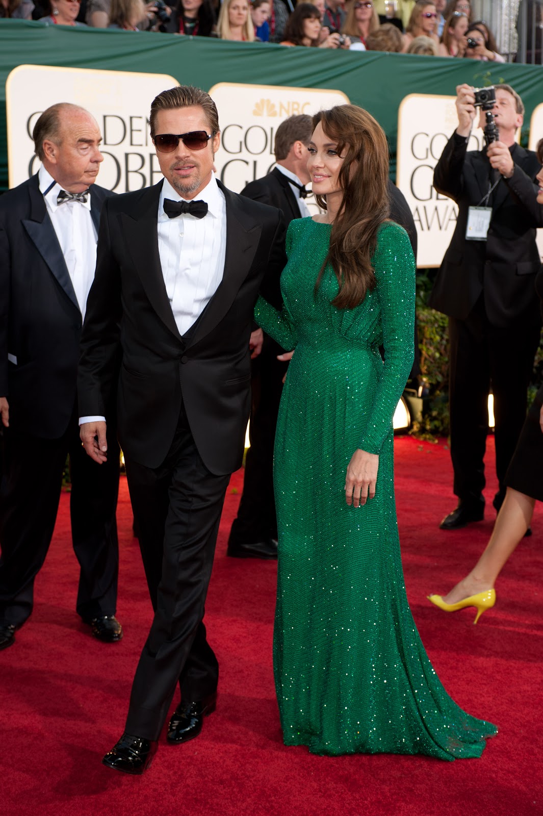 http://1.bp.blogspot.com/_nyB2OeEAzKU/TTcLw6Je3lI/AAAAAAAATL8/WDbuoZLofpg/s1600/2011+Golden+Globes+68th+men+Brad+Pitt+and+Angelina+Jolie+in+green+dress.jpg