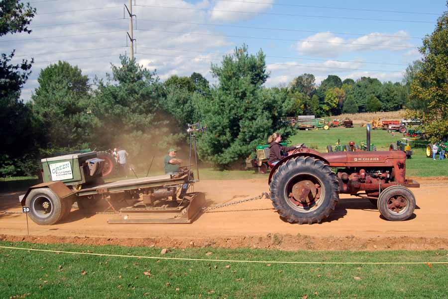 [091004c+Tractor+pull+-+McCormack+moving+on.JPG]
