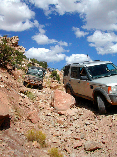 [land+rovers+off+roading.jpg]