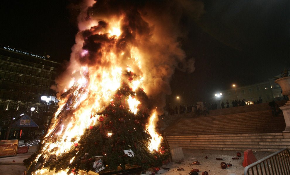 Tα άσχημα δέντρα όμορφα καίγονται