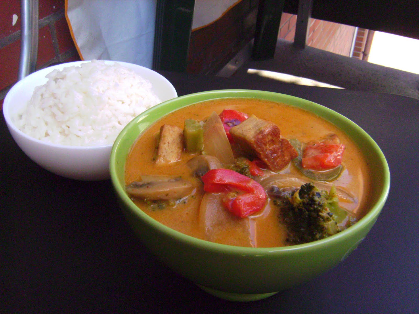 mildes Thai-Curry mit gebratenem Tofu, Gemüse, Kokosmilch und Reis