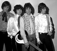 De izquierda a derecha Roger Waters (bajo), Nick Mason (percusión y efectos), Syd Barrett (guitarra) y Rick Wright (teclados y efectos), los primeros Pink Floyd