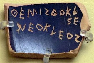 Ostracón en el que puede leerse 'Themisthokles Neokleos'. Temístocles fue condenado al ostracismo en 471 a.C. Museo del Ágora Antigua, Atenas