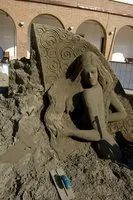 una scultura di sabbia della passata edizione