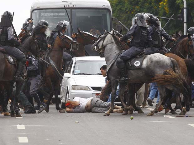 [manifestantes+Arruda.jpg]