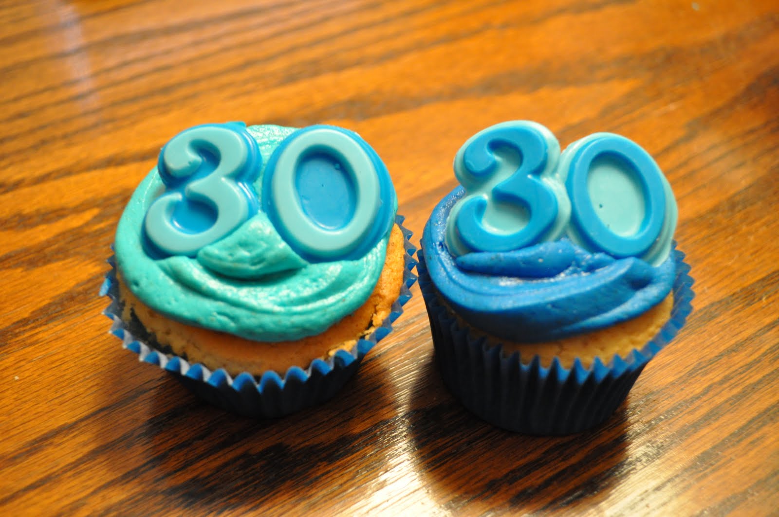 iced-by-amy-tony-s-30th-birthday-cupcakes