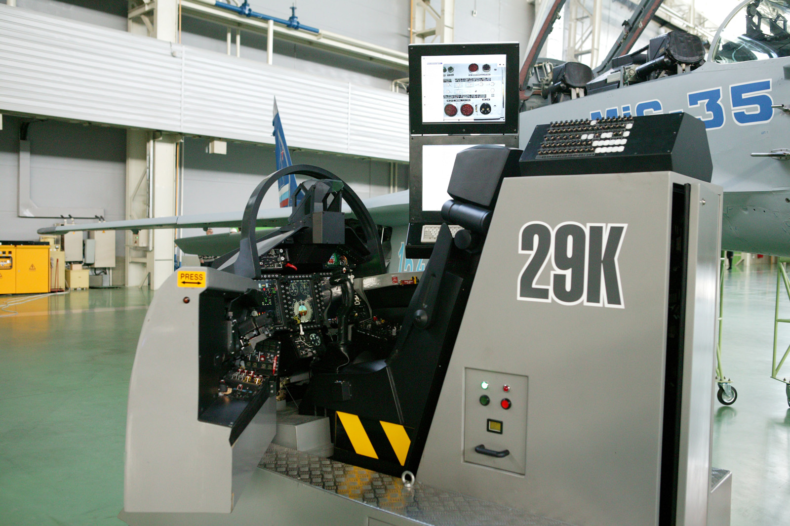 [MiG-29+simulator_1-717659.jpg]