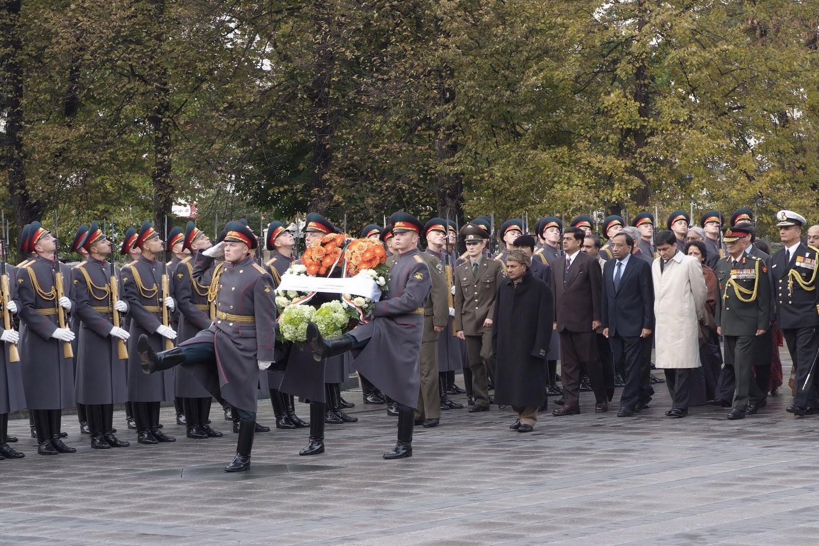 [laying+wreath-763322.JPG]