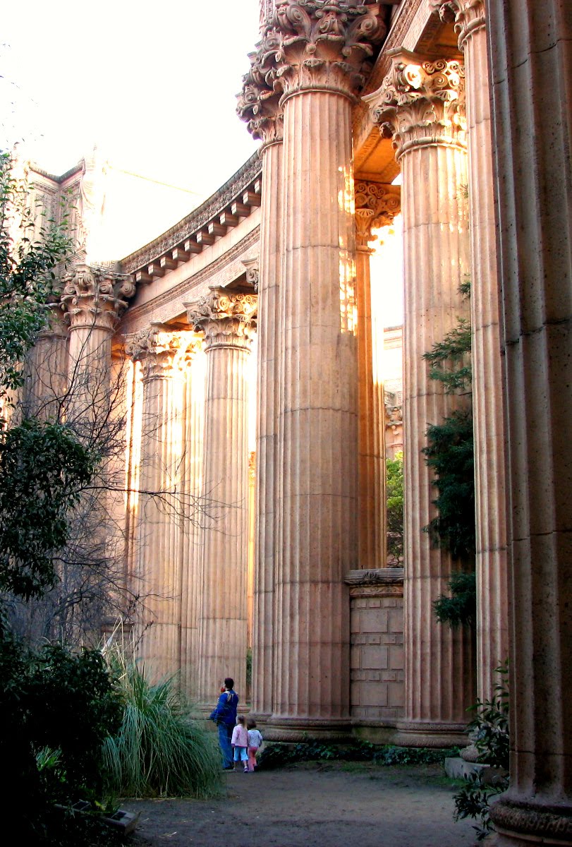 [palace_collonade.jpg]