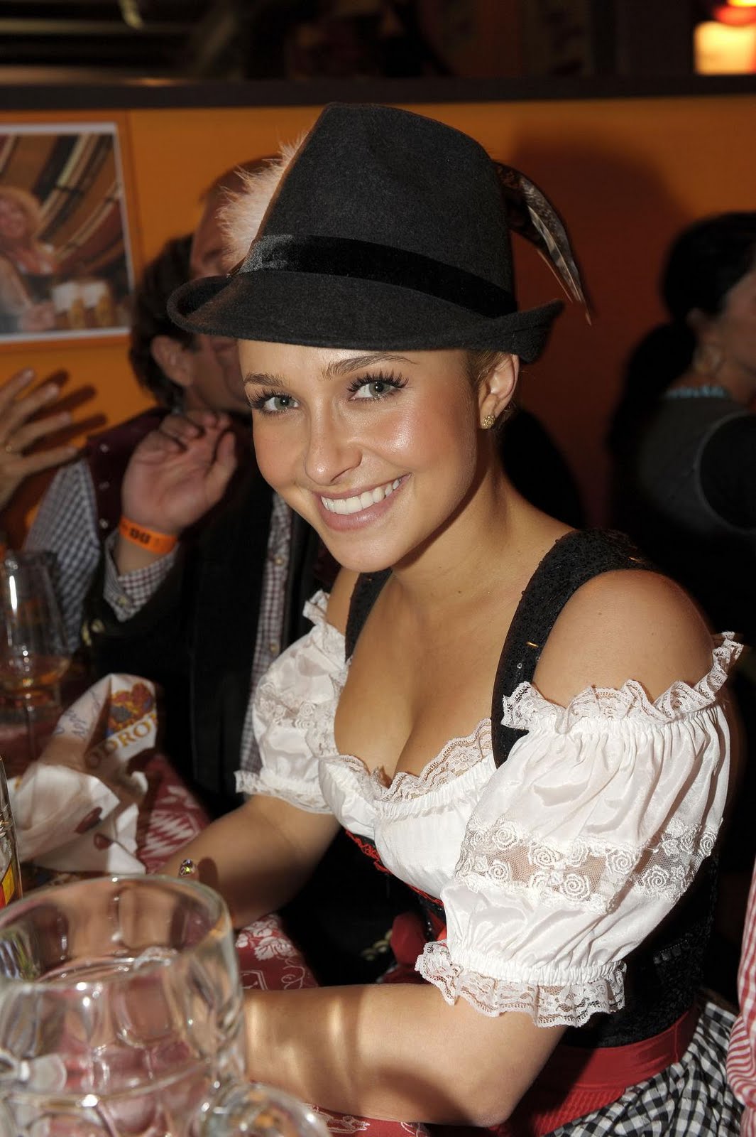 http://1.bp.blogspot.com/_otYSffaXp0Q/TKIrlL0IKmI/AAAAAAAAVPc/lI71BLfUoVA/s1600/hayden_panettiere_oktoberfest_munich_sept_25_2010_eDFq.JPG