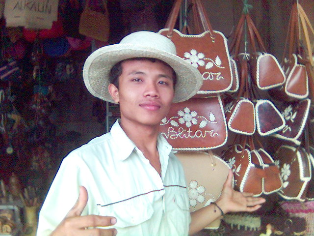 DIAN SANG PEMILIK TOKO CINDERA MATA