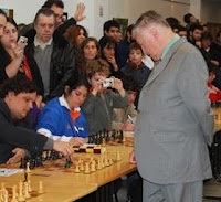 Anatoly Karpov dando unas simultáneas de ajedrez en el festival del  C.A.V. Martelli