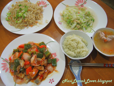 Nasi Lemak Lover: A 12 years old girl cook dinner for family