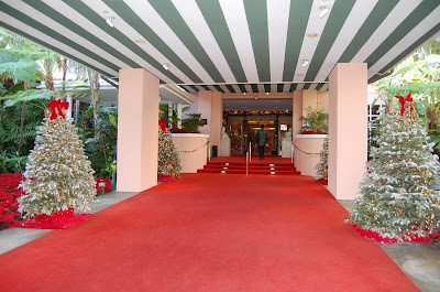 One Fabulous Mom: Wordless Wednesday- The Beverly Hills Hotel At Christmas!