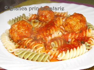 Chiftelute in sos de tomate cu paste scurte