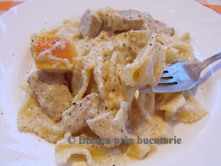 Cotlet de porc in sos de smantana si mustar cu farfalle