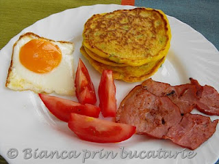 Pancakes cu ceapa verde si telemea