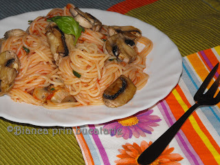 Spaghete cu ciuperci si pasta de rosii