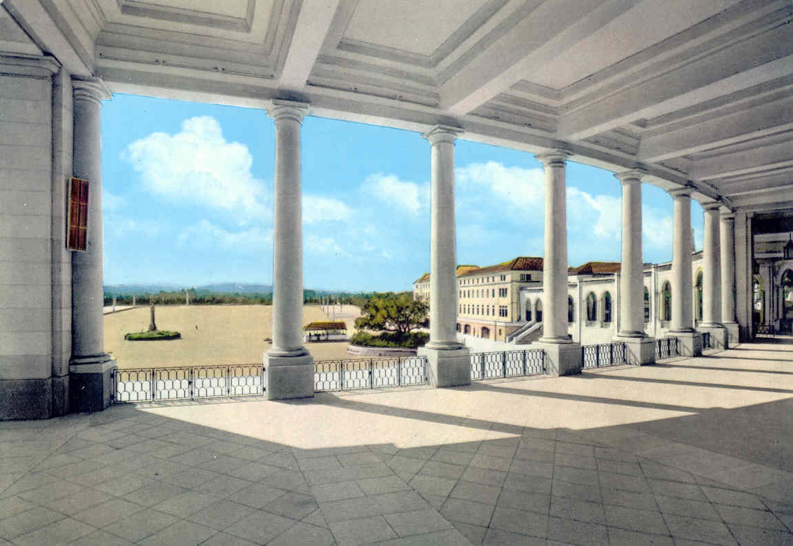 [Fátima+-+Esplanada+vista+da+Colunata+da+Basílica.jpg]