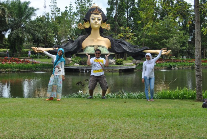  Taman  Bunga  Nusantara 