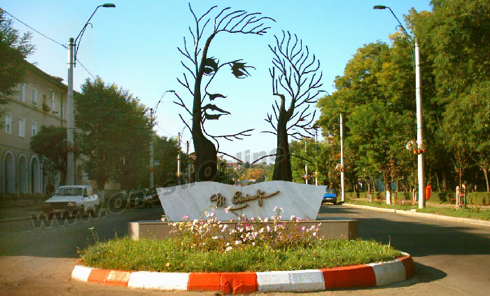 [monument_eminescu2.jpg]