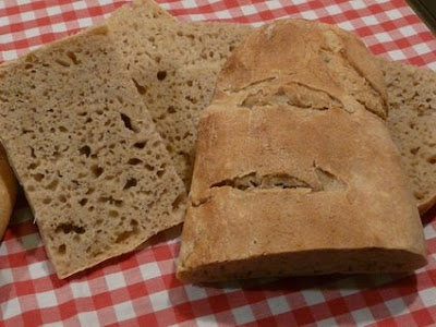 el pan, aunque bajito de estatura, como el panadero, quedó con una miga con mucho desparpajo