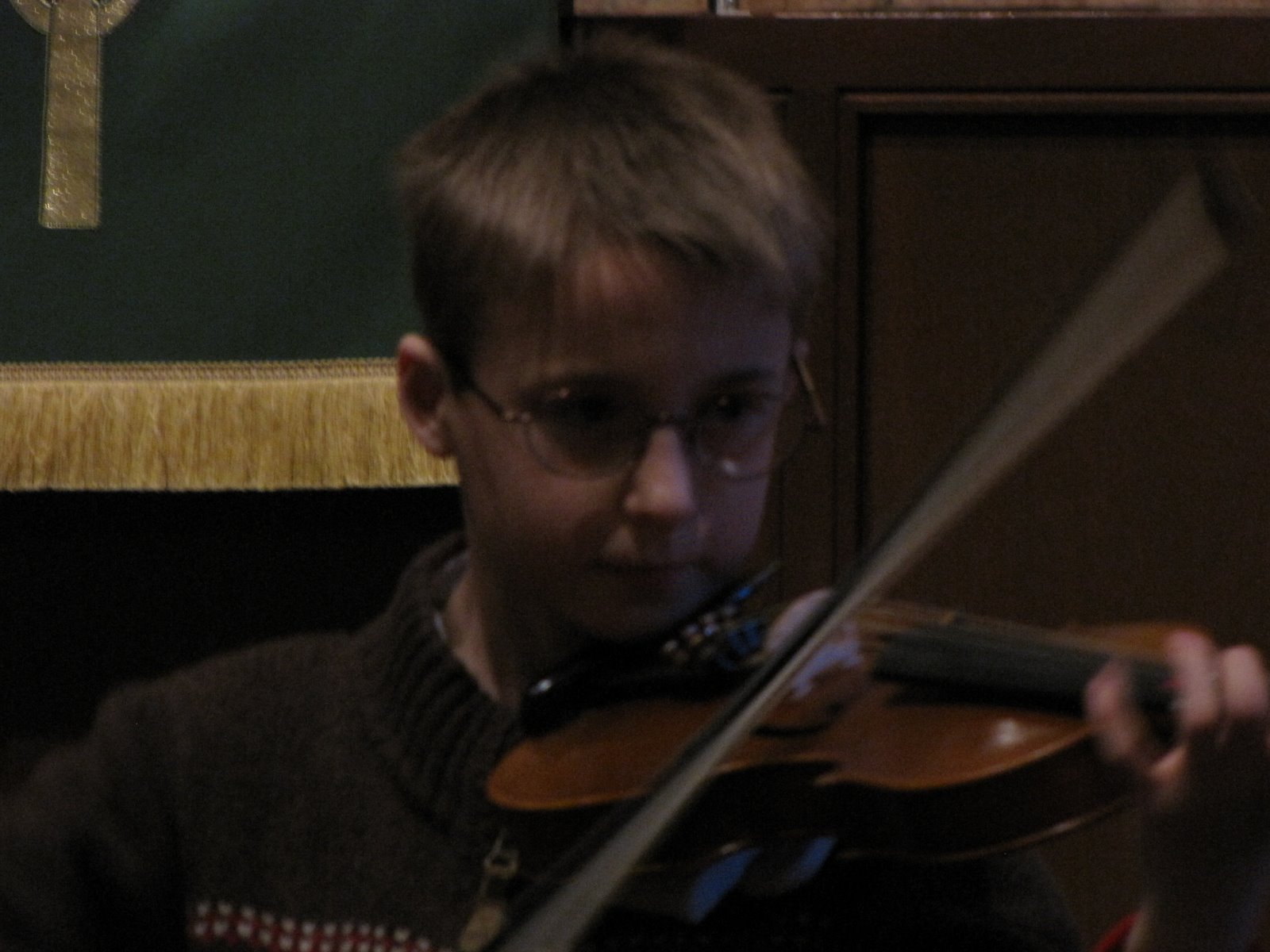 [violin+recital+2-09+peter+playing+3.JPG]