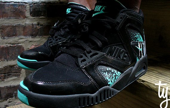 [nike-air-tech-challenge-hybrid-black-mint-1.jpg]