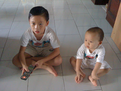 Don't Mess With Me: The Jonas Brothers.. Jonathan & Shawn.. Wahahaha