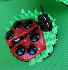 Cupcakes with frosting on top made into a ladybug