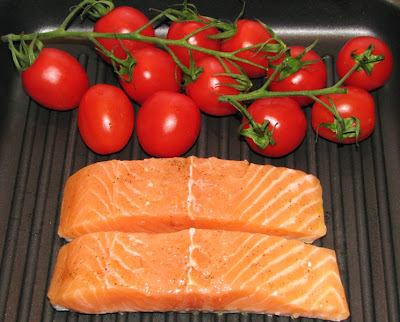 Somon și roșii mici la grătar