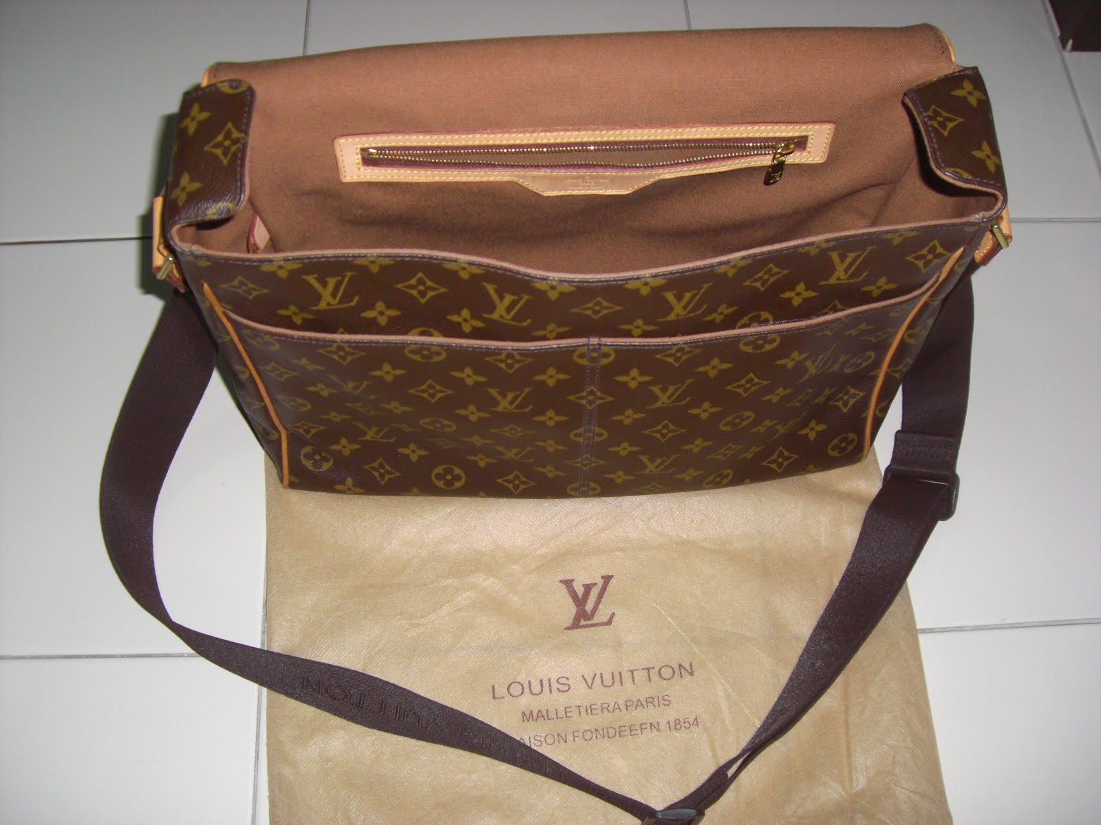 Marc&#39;s Macrocosm: Louis Vuitton Abbesses Messenger Bag (Pre-Owned)