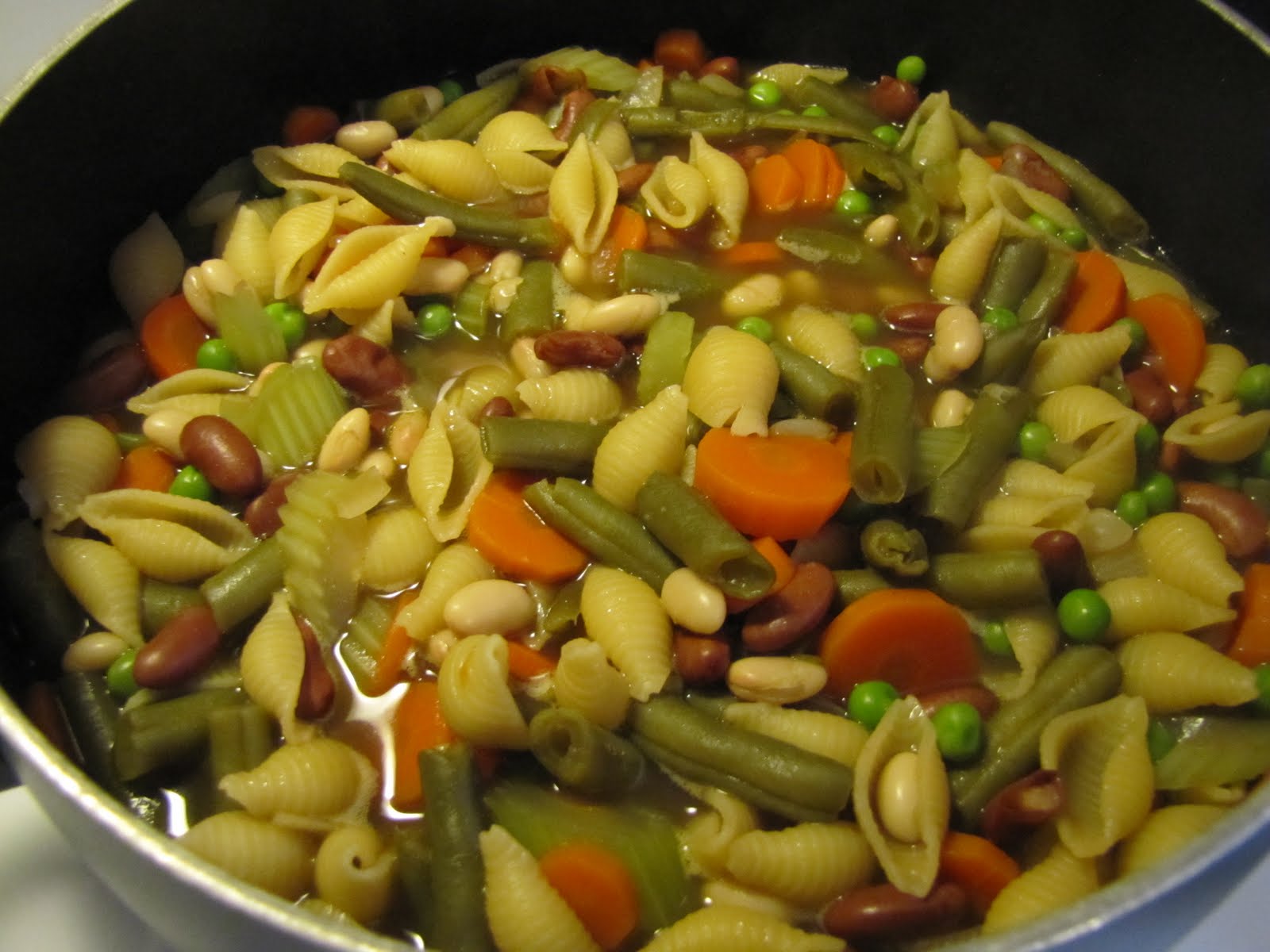 A'lil Country Sugar A Pot Of "Gold" Vegetable Bean Soup/Ree Drummond