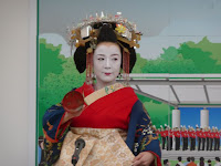 太夫が一人一人、お客と対面する「顔見せ」。太夫は、言葉をしゃべる事は許されず、仕種と立ち振る舞いとまなざしでアピールする