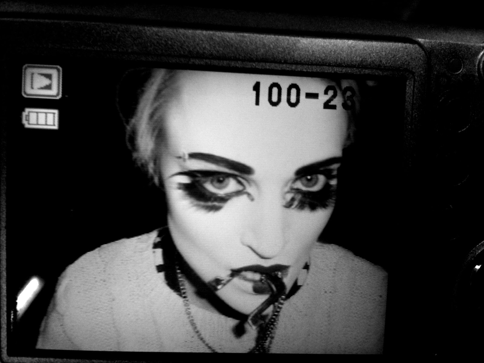 WARPAINT, LASHES & GLUE Saturday with Oonah a bit on the darkside..