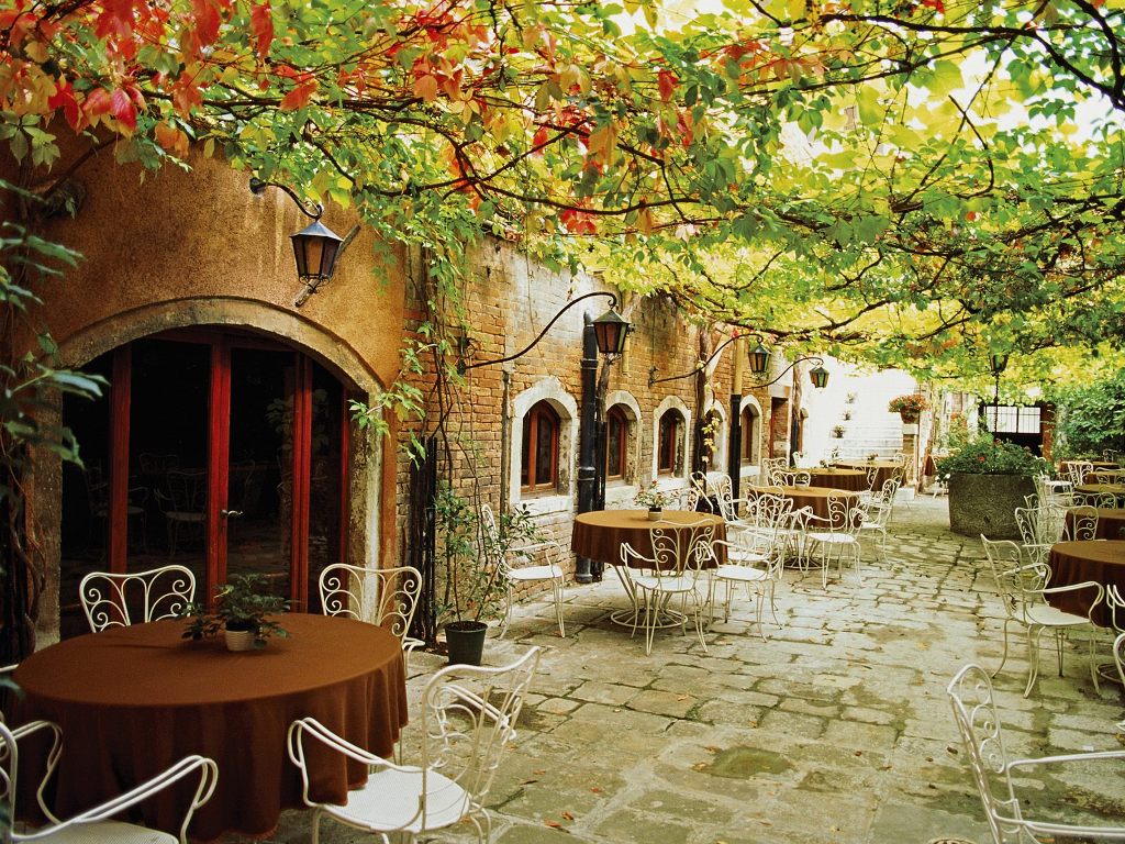 http://1.bp.blogspot.com/_pzFZkIHNfBI/S-JUgw-1ckI/AAAAAAAAAtg/ieRVLBg0ypI/s1600/Dining+Alfresco,+Venice,+Italy.jpg