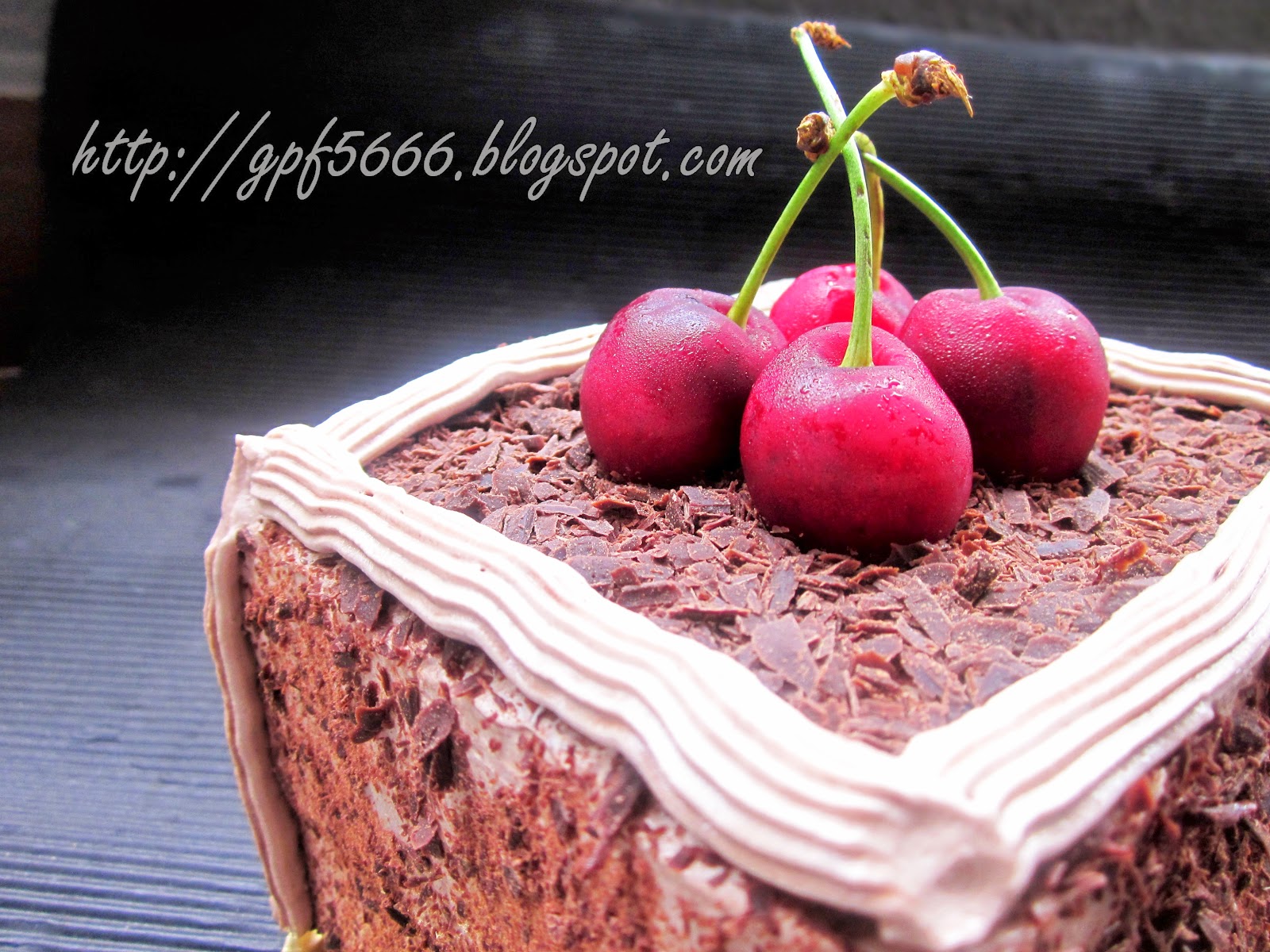 用白奶油、樱桃和巧克力装饰的生日蛋糕照片摄影图片_ID:132289891-Veer图库