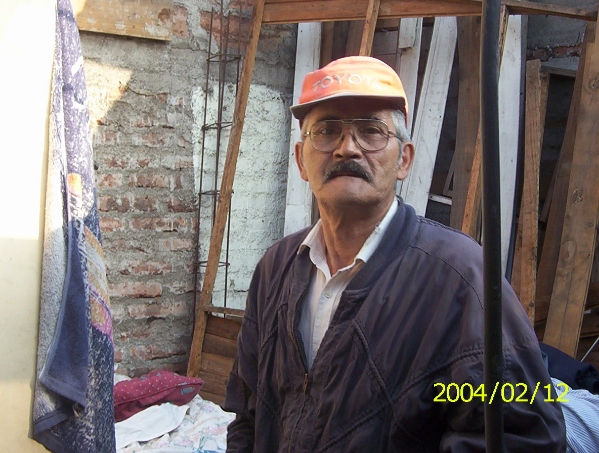 [guillermo+dans+sa+chambre.JPG]