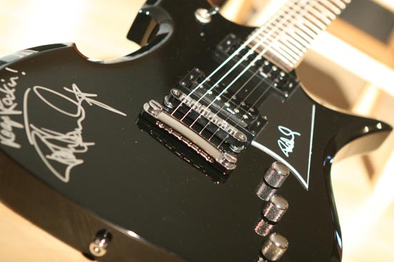 [Paul-Guitar-Close-Up-Body.jpg]