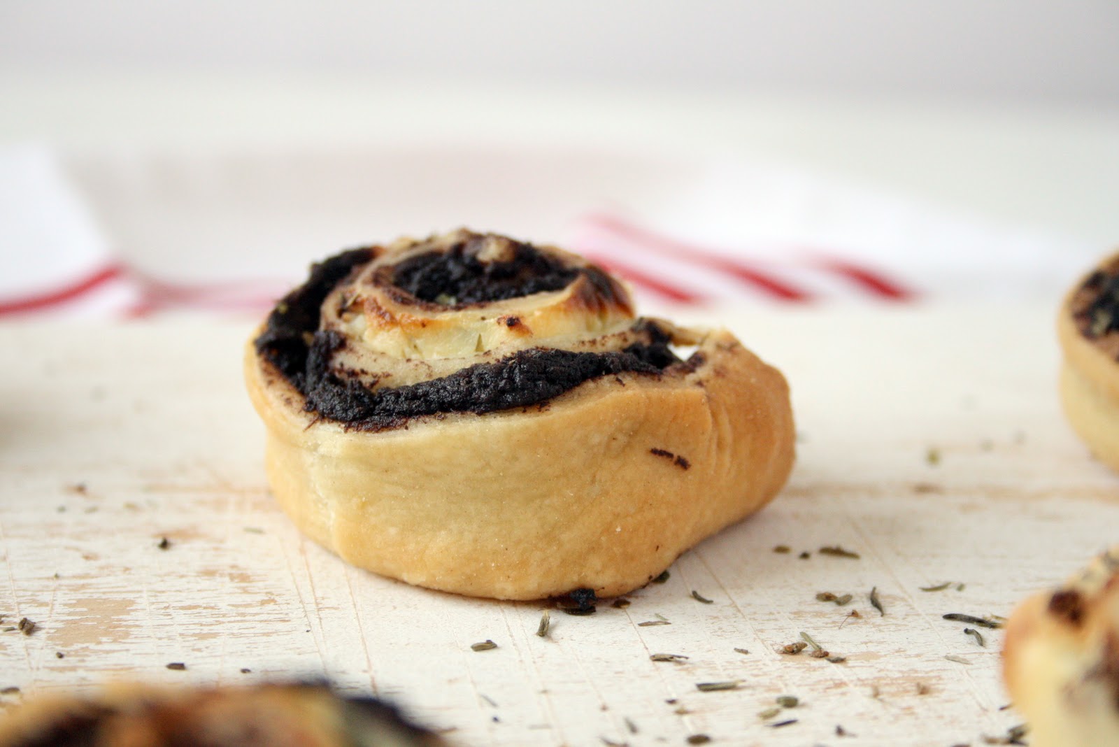 Caracolas de tapenade, queso y tomillo Tengo un horno y sé cómo usarlo